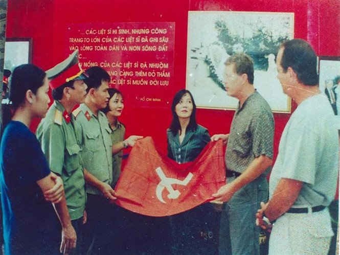 Thomas Smith-cựu binh Mỹ hơn 30 năm gìn giữ lá cờ Đảng Việt Nam thomas smith cuu binh my hon 30 nam gin giu la co dang viet nam