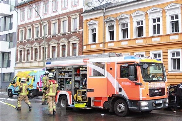 120 lính cứu hỏa được huy động trong vụ cháy khu nhà do người Việt quản lý ở Berlin, Đức 120 linh cuu hoa duoc huy dong trong vu chay khu nha do nguoi viet quan ly o berlin duc