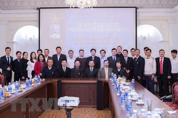 Trao huy hiệu cho các đảng viên lão thành của Đảng bộ Kharkiv (Ukraine) trao nhieu huy hieu 30 40 50 nam tuoi dang tai le mittinh cua dang bo kharkiv ukraine