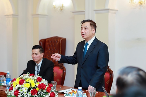 Trao huy hiệu cho các đảng viên lão thành của Đảng bộ Kharkiv (Ukraine) trao nhieu huy hieu 30 40 50 nam tuoi dang tai le mittinh cua dang bo kharkiv ukraine