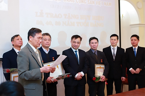 Trao huy hiệu cho các đảng viên lão thành của Đảng bộ Kharkiv (Ukraine) trao nhieu huy hieu 30 40 50 nam tuoi dang tai le mittinh cua dang bo kharkiv ukraine
