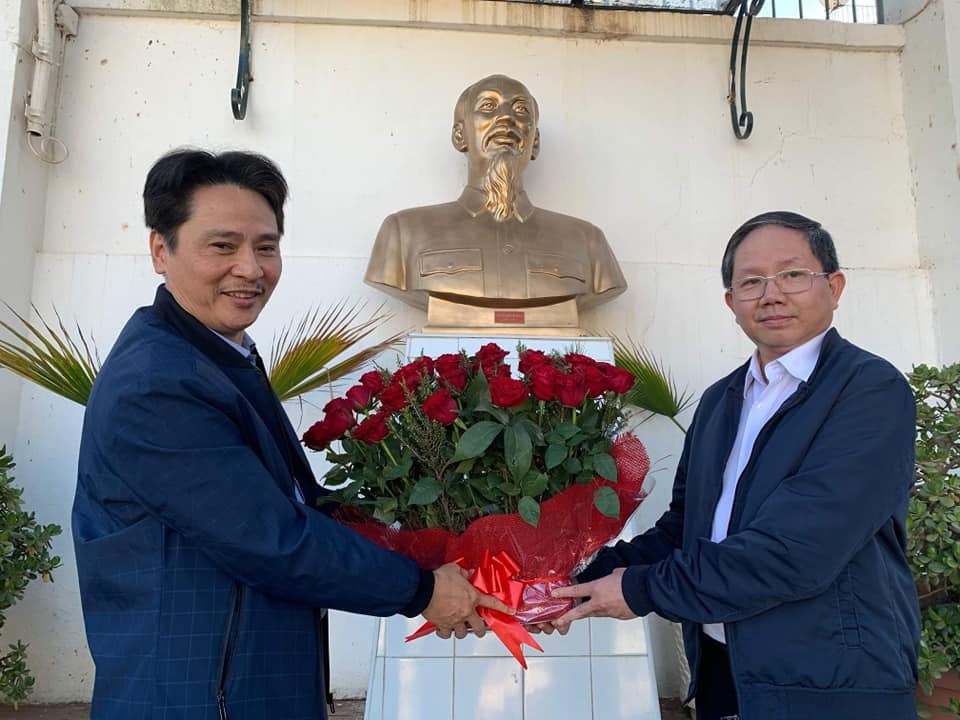 Đại sứ quán Việt Nam tại Angieria tin tưởng vững chắc vào sự lãnh đạo của Đảng dai su quan viet nam tai angieria tin tuong vung chac vao su lanh dao cua dang