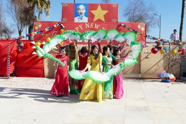 to chuc festival viet nam cho hon 7000 nguoi viet nam tai cong hoa sip