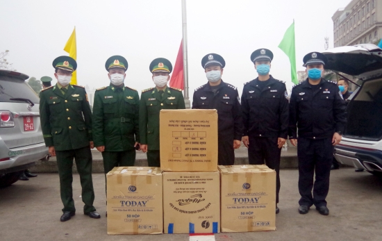 Biên phòng Việt Nam trao tặng gần 20.000 khẩu trang cho Trung Quốc quang ninh cung cac tinh mien nui phia bac tai tro gan 20000 khau trang cho trung quoc
