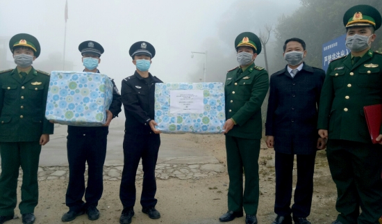 Biên phòng Việt Nam trao tặng gần 20.000 khẩu trang cho Trung Quốc quang ninh cung cac tinh mien nui phia bac tai tro gan 20000 khau trang cho trung quoc