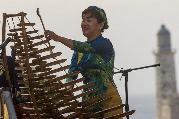 hon 2000 an ban sach cua cac nha xuat ban viet nam tham du hoi cho sach quoc te la habana lan thu 29