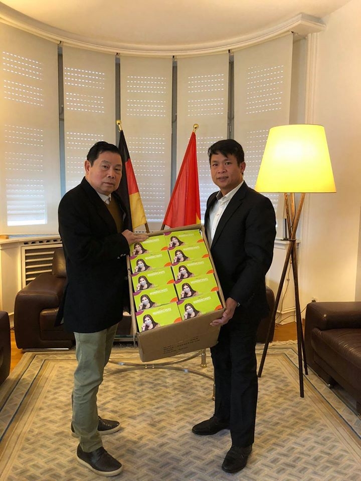 cong dong nguoi viet tai duc quyen gop 16000 khau trang gui ve que huong