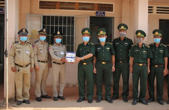 Bộ đội biên phòng Việt Nam trao tặng khẩu trang và thiết lập đường dây nóng giúp các tỉnh giáp biên của Lào và Campuchia bo doi bien phong viet nam trao tang khau trang va thiet lap duong day nong giup cac tinh giap bien cua lao va campuchia