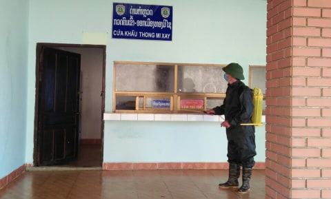Bộ đội biên phòng Việt Nam trao tặng khẩu trang và thiết lập đường dây nóng giúp các tỉnh giáp biên của Lào và Campuchia bo doi bien phong viet nam trao tang khau trang va thiet lap duong day nong giup cac tinh giap bien cua lao va campuchia