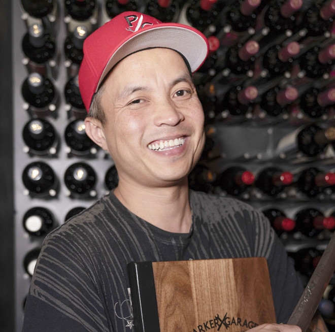 Đầu bếp Mỹ gốc Việt nổi danh với nghề tay trái "Rèn dao" dau bep my goc viet noi danh voi nghe tay trai ren dao
