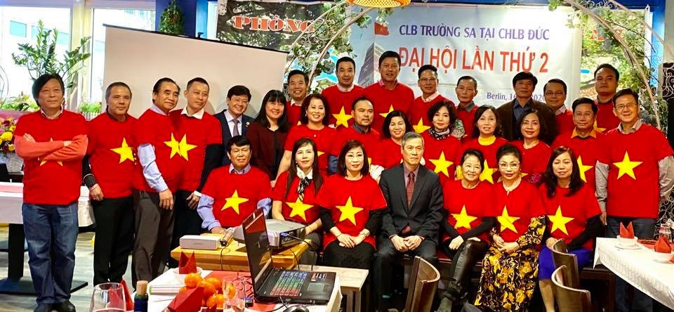 Kiều bào tổ chức triển lãm ảnh về Trường Sa nhân 45 năm quan hệ Việt Nam - Đức cau lac bo truong sa duc quyen gop hon 10 nghin euro ung ho bien dao que huong