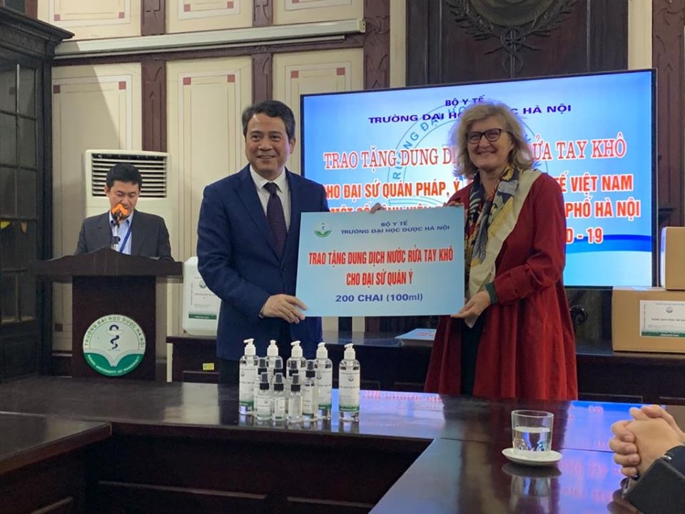 Đại học Dược Hà Nội trao 400 chai nước rửa tay khô cho Đại sứ quán Ý và Pháp tại Việt Nam dai hoc duoc ha noi trao 400 chai nuoc rua tay kho cho dai su quan y va phap tai viet nam