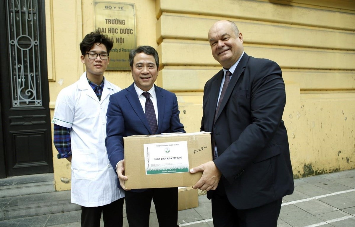 Đại học Dược Hà Nội trao 400 chai nước rửa tay khô cho Đại sứ quán Ý và Pháp tại Việt Nam dai hoc duoc ha noi trao 400 chai nuoc rua tay kho cho dai su quan y va phap tai viet nam