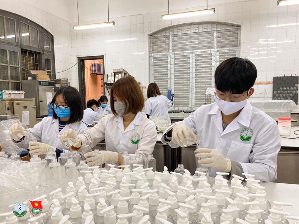 Đại học Dược Hà Nội trao 400 chai nước rửa tay khô cho Đại sứ quán Ý và Pháp tại Việt Nam dai hoc duoc ha noi trao 400 chai nuoc rua tay kho cho dai su quan y va phap tai viet nam