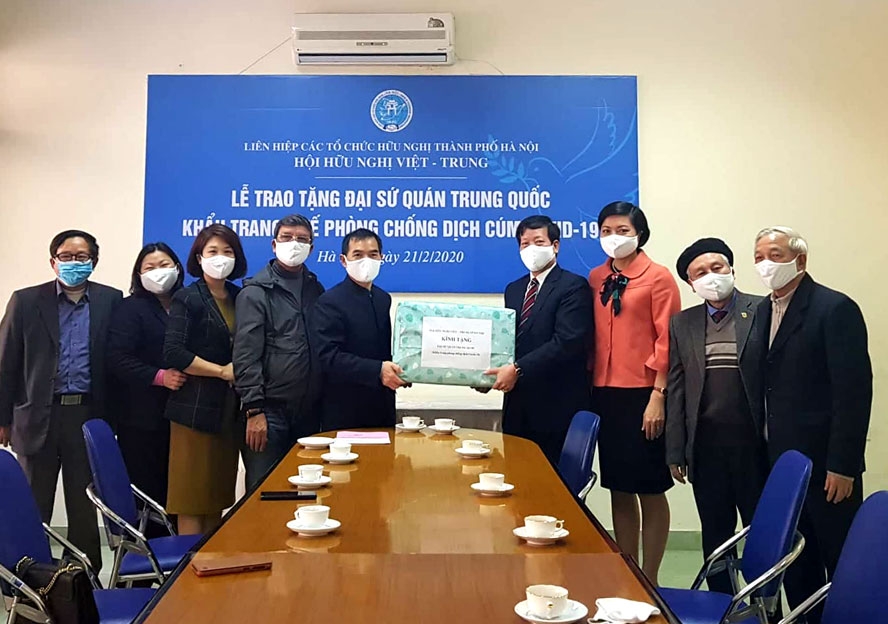 Hội hữu nghị Việt-Trung TP. Hà Nội tặng 1.000 khẩu trang cho Đại sứ quán Trung Quốc tại Việt Nam hoi huu nghi viet trung tang 1000 khau trang cho dai su quan trung quoc tai viet nam