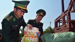 bo doi bien phong hue trao 50 trieu tien qua cho ba con vung giap bien lao