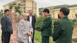 nguoi nuoc ngoai tai ha noi vung long trong mua dich covid 19
