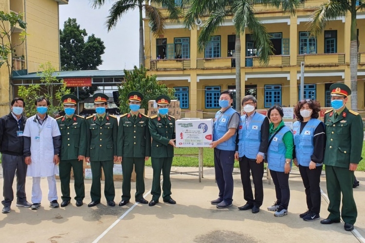 Hội người Hàn Quốc tại Việt Nam viện trợ 1,8 tỷ đến các trung tâm cách ly ngăn COVID-19. hoi nguoi han quoc tai viet nam vien tro 18 ty den cac trung tam cach ly ngan covid 19
