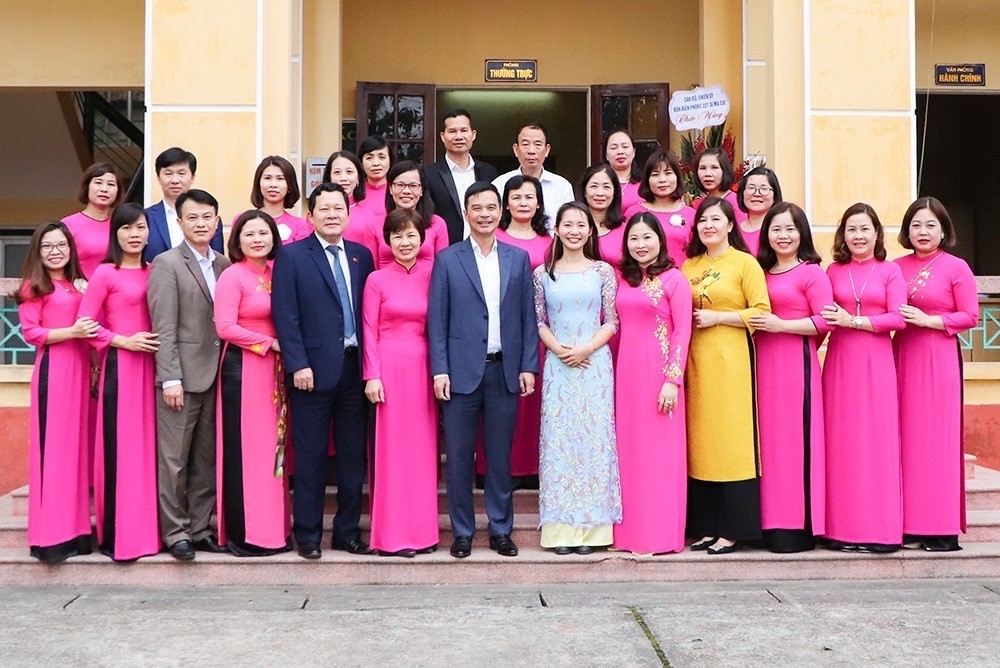 yen bai trao tang bang khen cho 2 tinh nguyen vien jica nhat ban