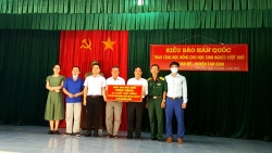 Kiều bào Hàn Quốc trao 23 suất học bổng cho học sinh nghèo vượt khó tại Vĩnh Long