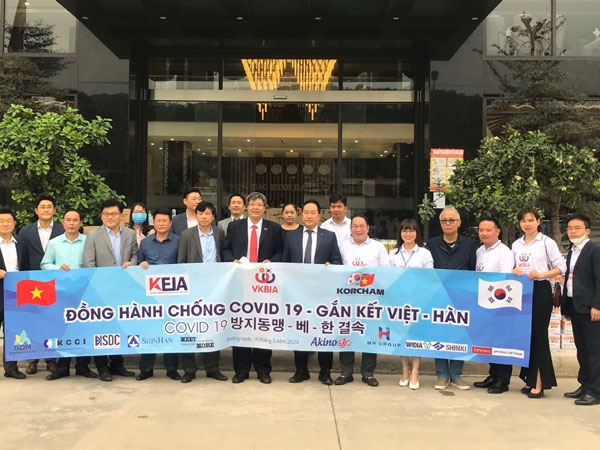 Doanh nhân, doanh nghiệp Hàn Quốc tặng khẩu trang, dung dịch khử khuẩn cho khu cách ly tại Quảng Ninh vkbia va korcham tai tro hang ngan khau trang cho ba con thuoc dien cach ly tai quang ninh