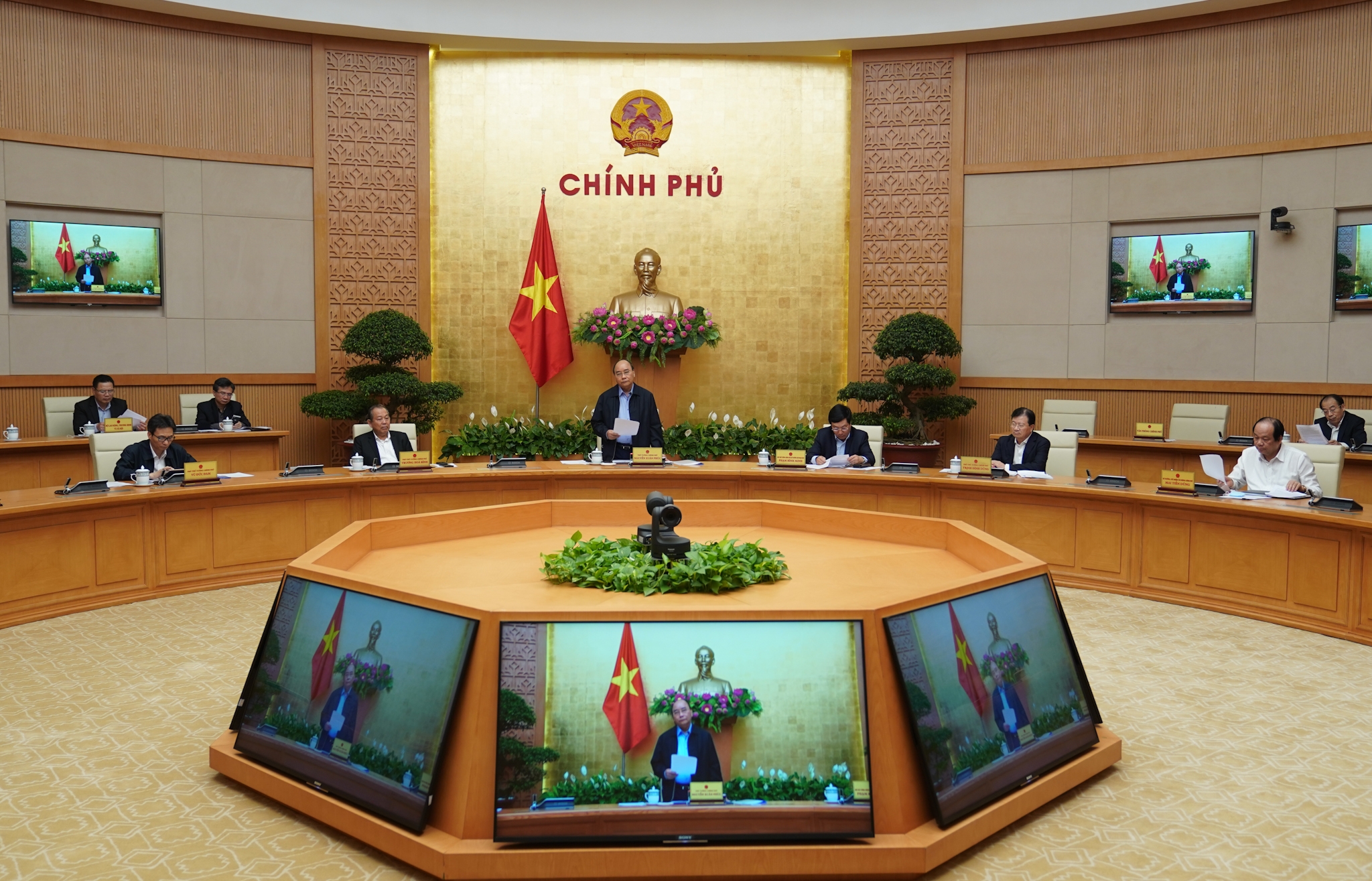 Cần phát động đợt thi đua đặc biệt trong cả nước để phòng, chống COVID-19 thu tuong nguyen xuan phuc y te va cac luc luong lien quan can thi dua nham ngan chan co hieu qua covid 19