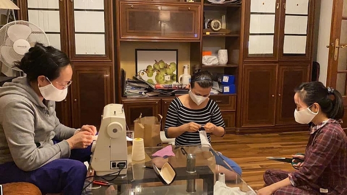 Người Việt tại Czech mang thông điệp "Trái tim" cùng nước sở tại chống COVID-19 cong dong nguoi viet tai czech chung tay mang thong diep trai tim xua tan covid 19