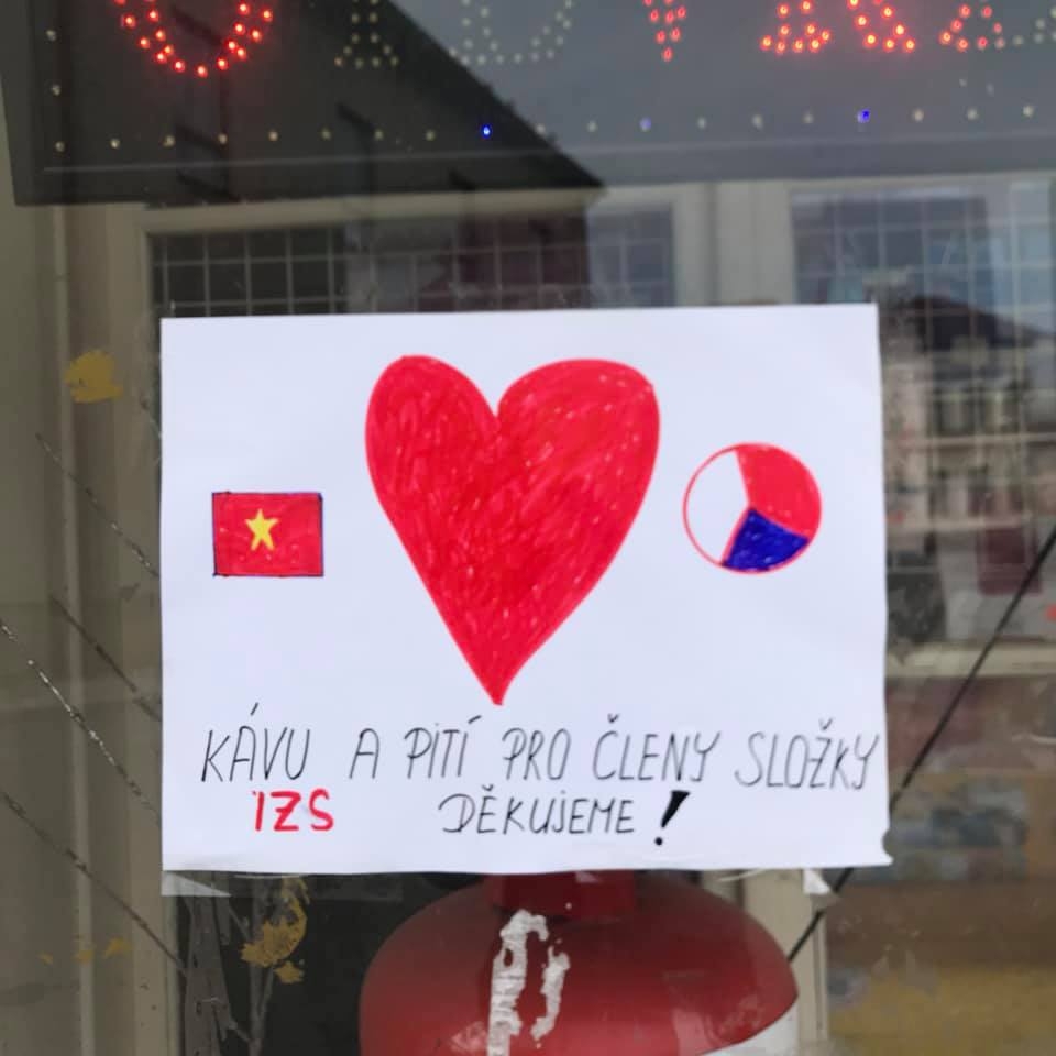 Người Việt tại Czech mang thông điệp "Trái tim" cùng nước sở tại chống COVID-19 cong dong nguoi viet tai czech chung tay mang thong diep trai tim xua tan covid 19