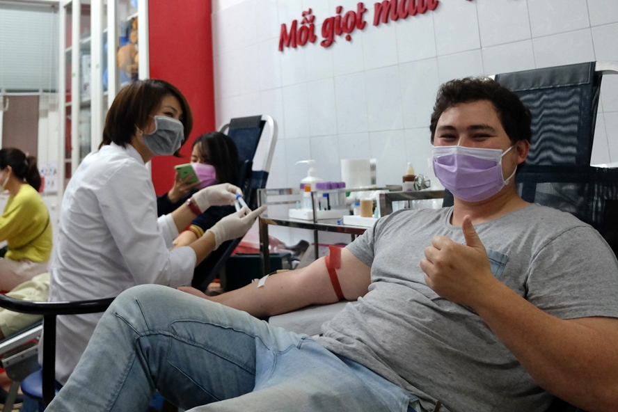 Đông đảo người nước ngoài tại Hà Nội tham gia hiến máu nhân đạo nguoi nuoc ngoai tai ha noi tham gia hien mau nhan dao