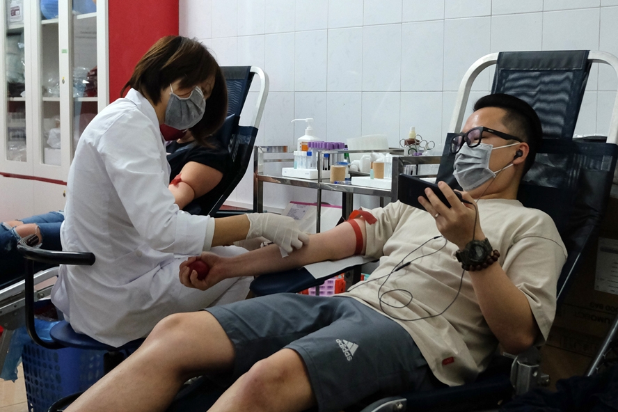 Đông đảo người nước ngoài tại Hà Nội tham gia hiến máu nhân đạo nguoi nuoc ngoai tai ha noi tham gia hien mau nhan dao