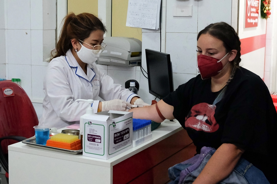 Đông đảo người nước ngoài tại Hà Nội tham gia hiến máu nhân đạo nguoi nuoc ngoai tai ha noi tham gia hien mau nhan dao