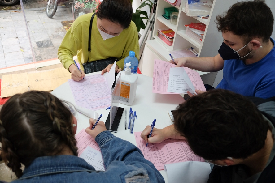 Đông đảo người nước ngoài tại Hà Nội tham gia hiến máu nhân đạo nguoi nuoc ngoai tai ha noi tham gia hien mau nhan dao