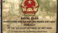 dai su quan viet nam tai singapore ho tro 35 cong dan bi mac ket vi covid 19