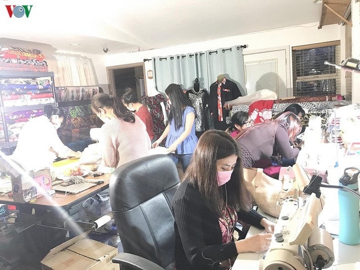 Người Việt ở Mỹ may khẩu trang tặng các bệnh viện phòng chống Covid-19 nguoi viet o my may khau trang tang cac benh vien phong chong covid 19
