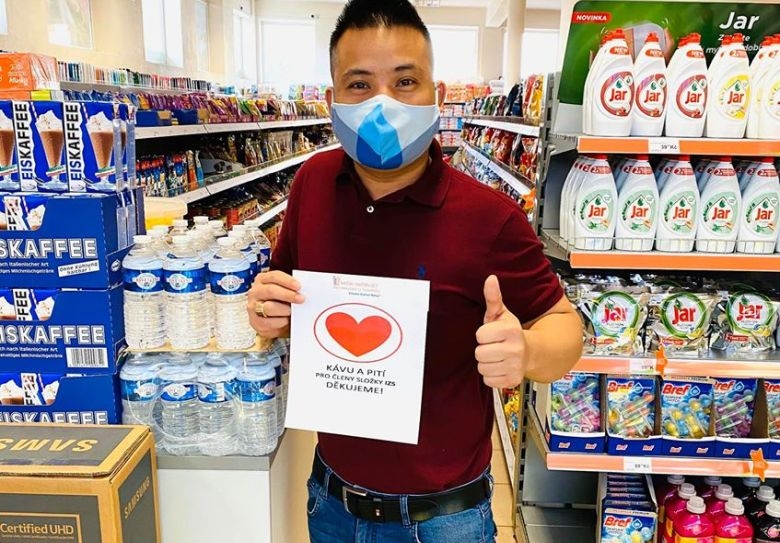 Hành động thiết thực, nghĩa cử cao đẹp của cộng đồng người Việt tại Séc hoi lam cha me cz quyen gop 150 trieu mua nguyen lieu may khau trang mien phi giup sec chong covid 19
