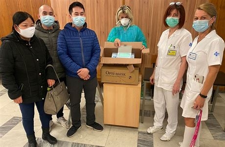 Hành động thiết thực, nghĩa cử cao đẹp của cộng đồng người Việt tại Séc hoi lam cha me cz quyen gop 150 trieu mua nguyen lieu may khau trang mien phi giup sec chong covid 19