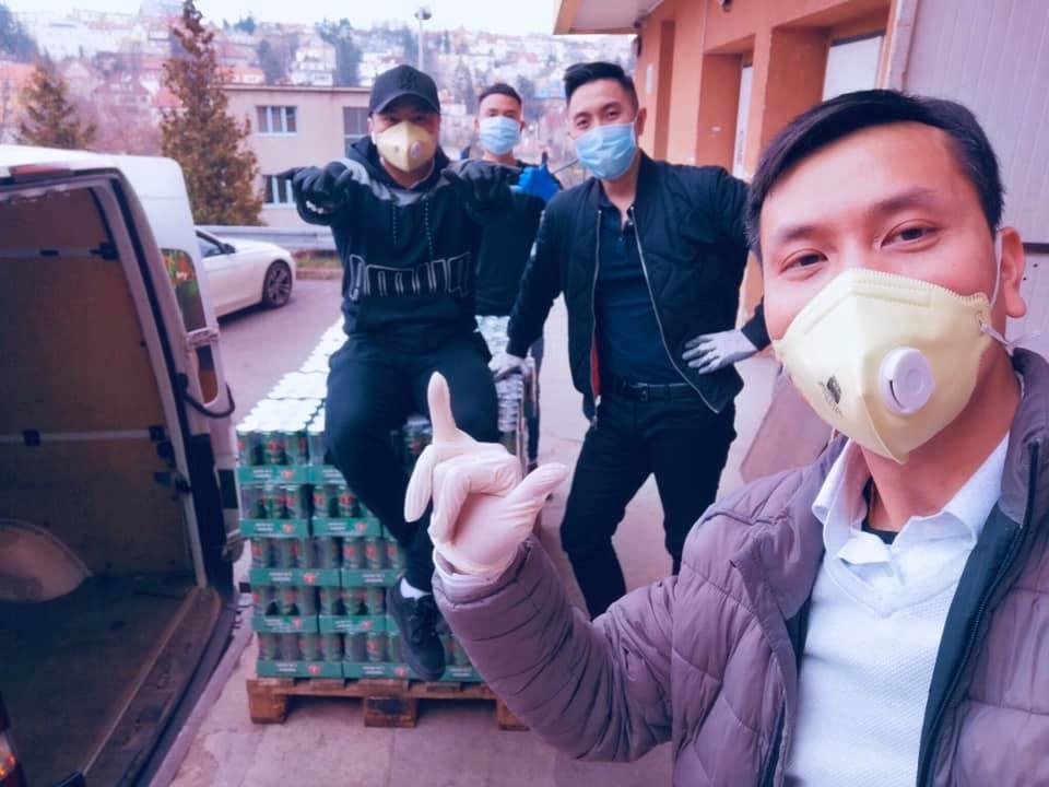 Hành động thiết thực, nghĩa cử cao đẹp của cộng đồng người Việt tại Séc hoi lam cha me cz quyen gop 150 trieu mua nguyen lieu may khau trang mien phi giup sec chong covid 19