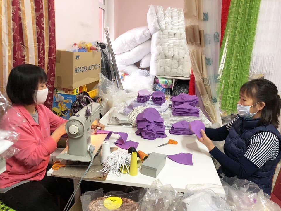 Hành động thiết thực, nghĩa cử cao đẹp của cộng đồng người Việt tại Séc hoi lam cha me cz quyen gop 150 trieu mua nguyen lieu may khau trang mien phi giup sec chong covid 19