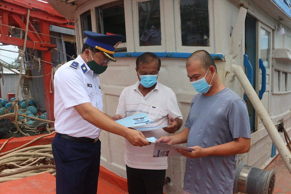 Vùng Cảnh sát biển 4 tổ chức tuyên truyền biển đảo cho ngư dân Vùng Cảnh sát biển 4 tổ chức tuyên truyền biển đảo cho ngư dân