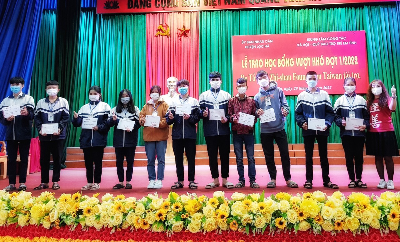 Zhi-Shan Foundation hỗ trợ hơn 650 đồng cho học sinh có hoàn cảnh khó khăn của Hà Tĩnh Zhi-Shan Foundation hỗ trợ hơn 650 đồng cho học sinh có hoàn cảnh khó khăn của Hà Tĩnh