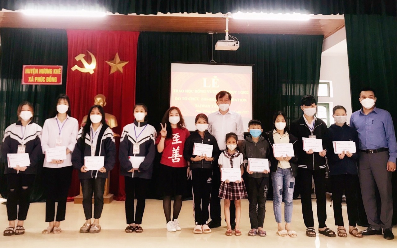 Zhi-Shan Foundation hỗ trợ hơn 650 đồng cho học sinh có hoàn cảnh khó khăn của Hà Tĩnh Zhi-Shan Foundation hỗ trợ hơn 650 đồng cho học sinh có hoàn cảnh khó khăn của Hà Tĩnh