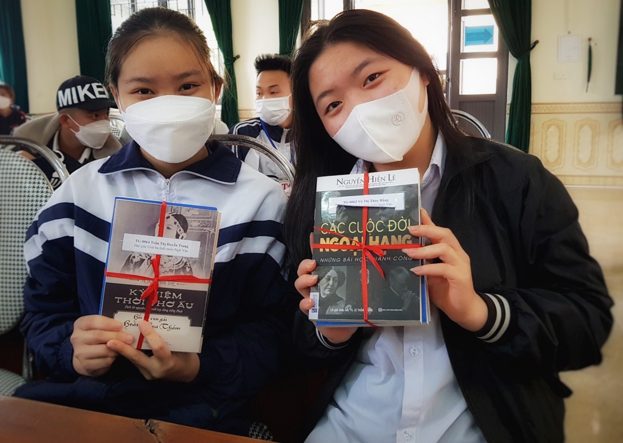 Zhi-Shan Foundation hỗ trợ hơn 650 đồng cho học sinh có hoàn cảnh khó khăn của Hà Tĩnh Zhi-Shan Foundation hỗ trợ hơn 650 đồng cho học sinh có hoàn cảnh khó khăn của Hà Tĩnh