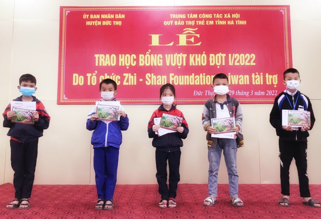Zhi-Shan Foundation hỗ trợ hơn 650 đồng cho học sinh có hoàn cảnh khó khăn của Hà Tĩnh Zhi-Shan Foundation hỗ trợ hơn 650 đồng cho học sinh có hoàn cảnh khó khăn của Hà Tĩnh