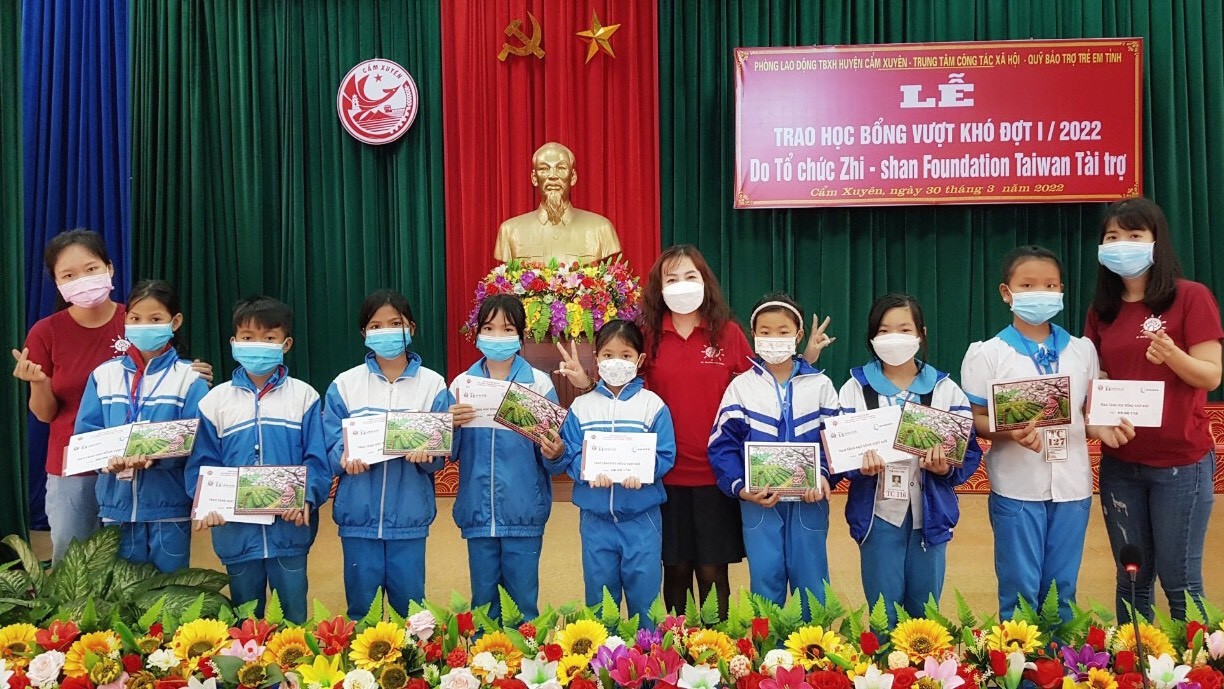 Zhi-Shan Foundation hỗ trợ hơn 650 đồng cho học sinh có hoàn cảnh khó khăn của Hà Tĩnh Zhi-Shan Foundation hỗ trợ hơn 650 đồng cho học sinh có hoàn cảnh khó khăn của Hà Tĩnh