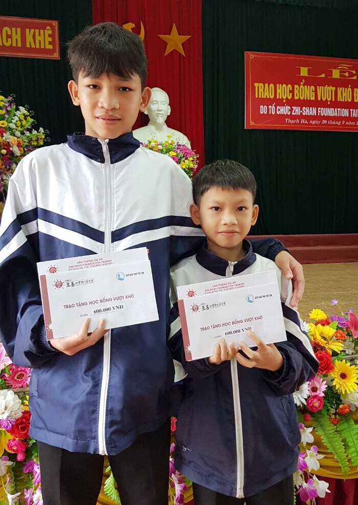 Zhi-Shan Foundation hỗ trợ hơn 650 đồng cho học sinh có hoàn cảnh khó khăn của Hà Tĩnh Zhi-Shan Foundation hỗ trợ hơn 650 đồng cho học sinh có hoàn cảnh khó khăn của Hà Tĩnh