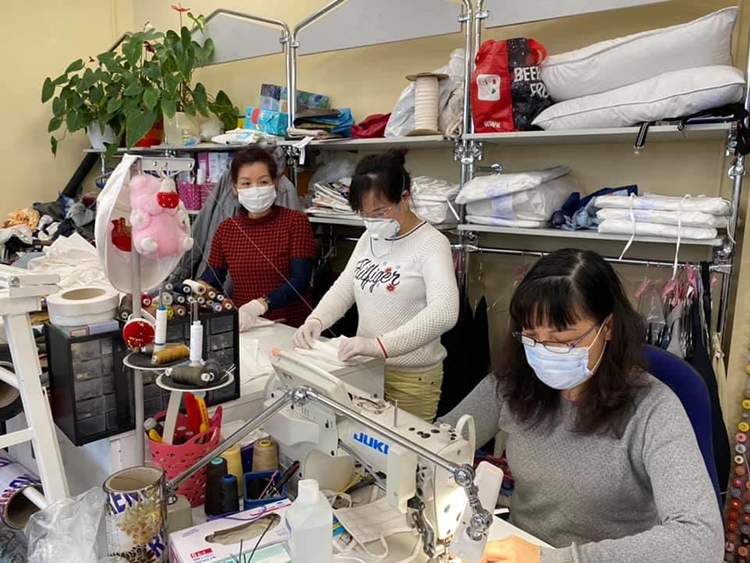 Cộng đồng người Việt tài trợ hơn 9.000 khẩu trang giúp lực lượng tuyến đầu tại Đức chống COVID-19 cong dong nguoi viet tai tro hon 9000 khau trang giup luc luong tuyen dau tai duc chong covid 19