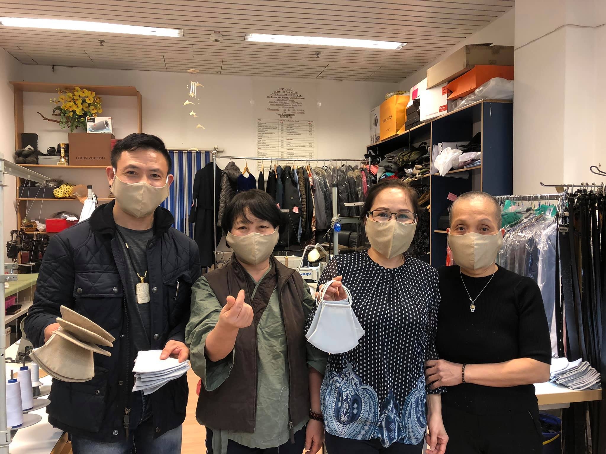 Sen vàng Berlin trao hơn 3000 khẩu trang giúp Đức chống COVID-19 sen vang berlin trao hon 3000 khau trang giup duc chong covid 19