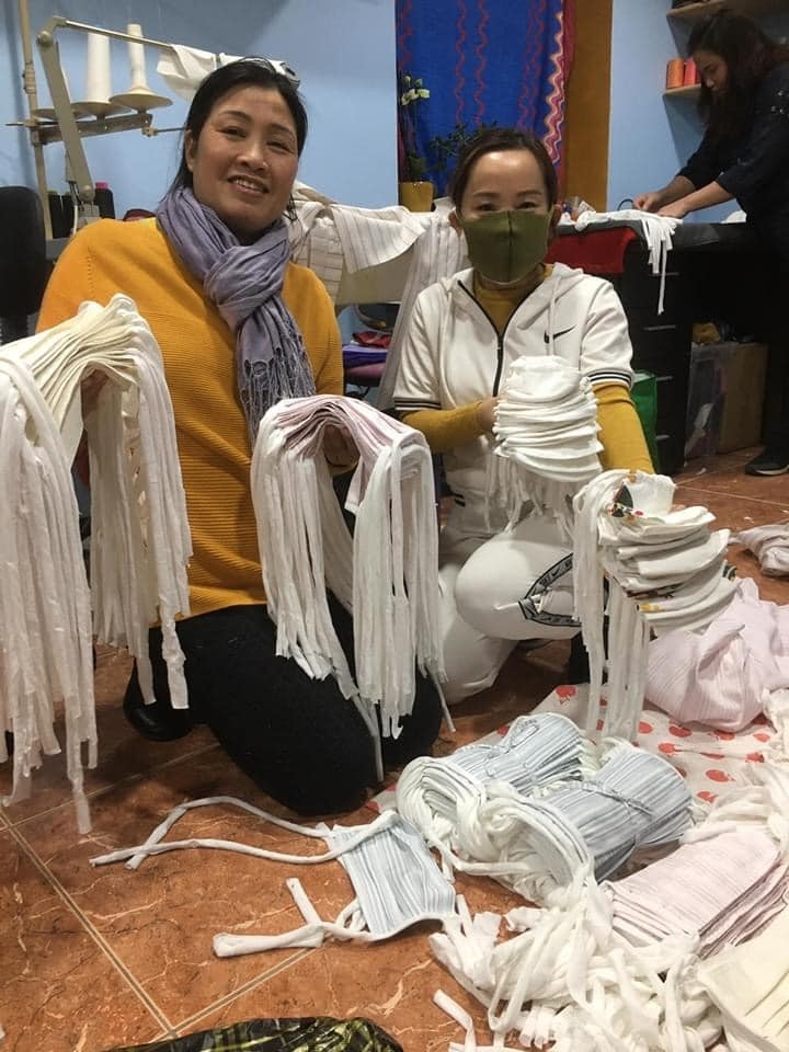 Sen vàng Berlin trao hơn 3000 khẩu trang giúp Đức chống COVID-19 sen vang berlin trao hon 3000 khau trang giup duc chong covid 19