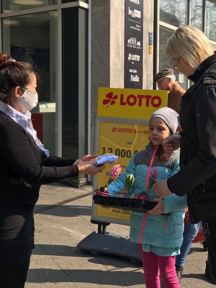 Sen vàng Berlin trao hơn 3000 khẩu trang giúp Đức chống COVID-19 sen vang berlin trao hon 3000 khau trang giup duc chong covid 19