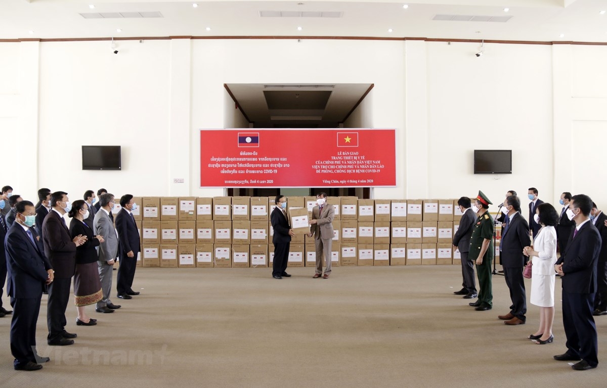Lào đã tiếp nhận gần 5 tấn hàng viện trợ chống dịch COVID-19 của Việt Nam lao danh gia cao su ho tro va giup do cua chinh phu va nhan dan viet nam truoc covid 19